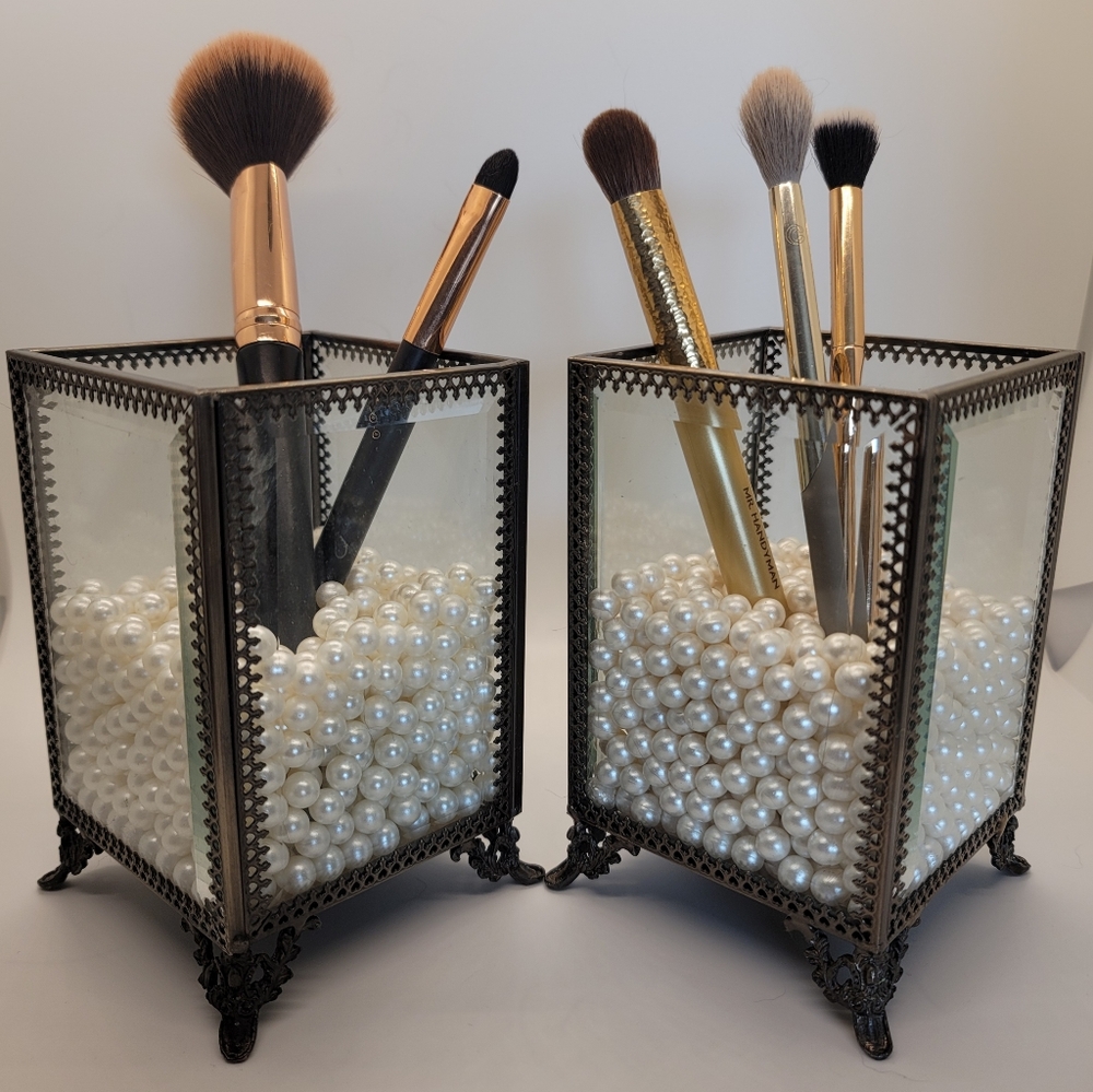 Vintage Makeup Brush Holder with White Pea…